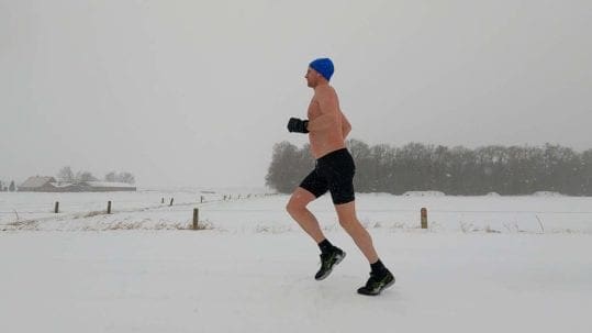 5km hardlopen in een sneeuwstorm, in korte broek en zonder shirt