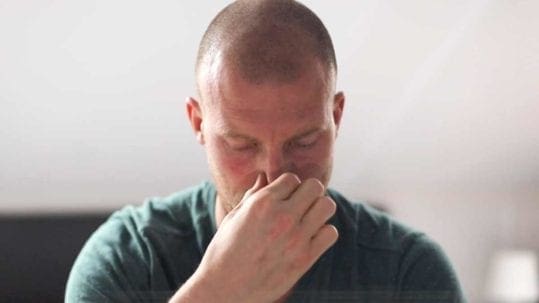 Een verstopte neus vrij maken met een slim ademtrucje